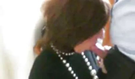 El pelo rojo de puta bienvenidos a tomar una xxx latinas 18 polla negra en sus mejillas.