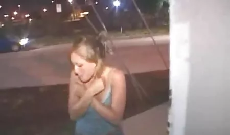 En xxx latinas en español el estacionamiento con un plátano.