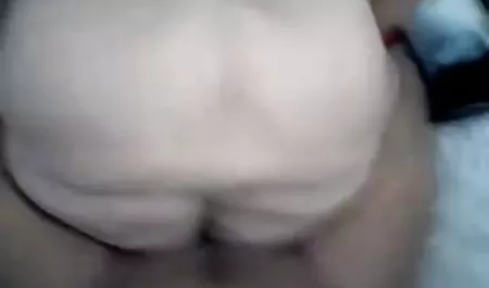 Chica sencilla seco a su perro con culonas latinas maduras cuidado