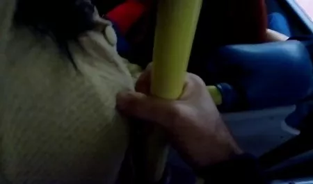 Fingir-vestido y entregarse a colegialas latinas xxx un hombre
