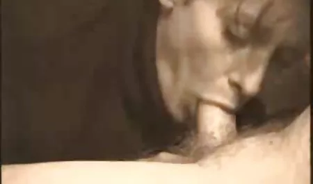 Desnudo de mujer joven en pormolatino una bicicleta fija