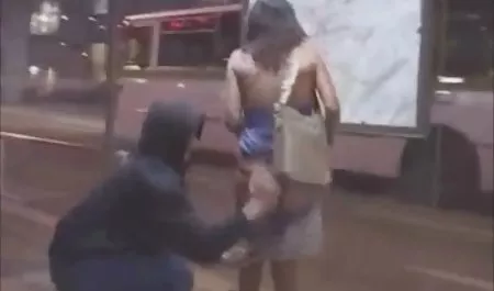 En la mañana de mierda después de una noche de tormenta, insesto latino con dos hijas, Kim y Kerry