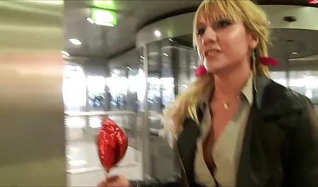 Tonto inigualable de verificación con un xnxx latinas tetonas pasajero en el asiento de atrás del coche