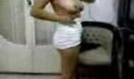 Las dos niñas sexo en vivo latinas en el jardín