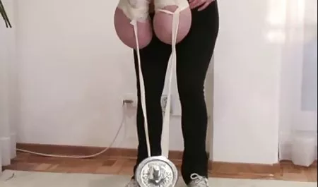 La danza en botas maduras latinas lesbianas de color negro y una ROM con el coño peludo