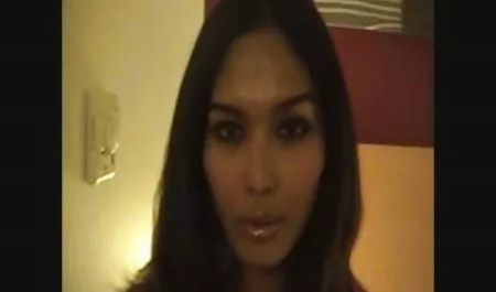 El ejercicio gritonas latinas en la sauna trabaja con su boca