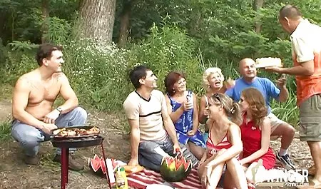 Los hombres videos swinger latinos que tienen relaciones sexuales con una chica y la música