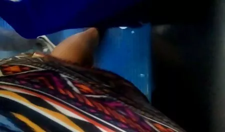 Rip-compruebe xxx negras latinas que el proveedor de detrás de la mesa